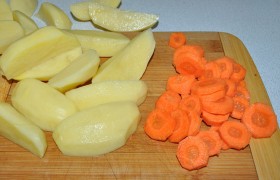 Чистим картофелины, нарезаем дольками, посыпаем приправой для картофеля. Рубим кружками морковь – тонкими.