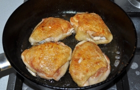 Сковороду ставим на сильный огонь, на котором за 4-5 минут  перекаливается  масло. Выкладываем куски курицы, обжариваем до корочек с обеих сторон, по 3-5 минут сторону. Убираем на тарелку, посыпаем солью и перцем.