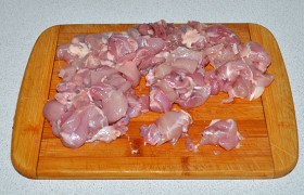 Мясо нарезаем небольшими кусочками. Без костей и кожи его остается обычно 350-450 г.