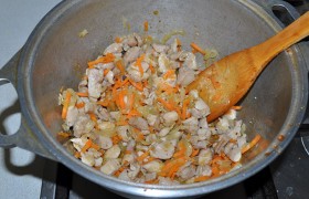 Засыпаем средне нашинкованный лук, все также при помешивании обжариваем 3-4 минуты и добавляем тертую морковь.