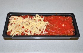 Далее – слой макарон и слой фарша. Заливаем томатным пюре (уже приправленным) и посыпаем оставленным сыром. Запекаем при 200° в духовке 10-15 минут.