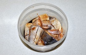 Тушку рыбы размораживаем, очищаем от чешуи, промываем – не забывая тщательно очистить внутренность брюшка. Бумажными полотенцами снимаем воду и нарезаем довольно толстыми, по 35-40 мм, стейками. Складываем, поливаем соевым соусом, перемешиваем.