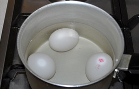 Ставим на конфорку яйца. Достаточно варить их 8-9 минут с начала кипения.