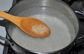 Ставим в кастрюле 2 литра воды. Когда закипит – бросаем горсть риса.