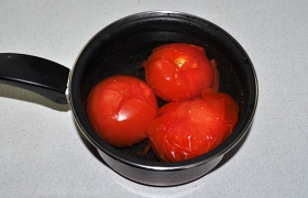 Заодно подготавливаем помидоры: надрезаем сверху, заливаем кипятком. Когда кожица начинает сползать – перекладываем в холодную воду. Теперь их легко очистить и нарезать небольшим кубиком.