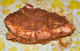 Включив духовку на 180-190°, мясо вынимаем, со всех сторон натираем его сухой приправой и делаем перевязку для сохранения формы куска.