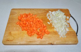 Мелко шинкуем лук, измельчаем чеснок. Очищенную морковь можно натереть крупно или нарезать тонкими кружочками. Моем и измельчаем помидор.