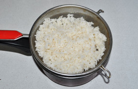 С почти отваренного риса сливаем воду.