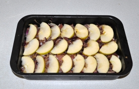 Яблоки нарезаем нетолстыми ломтиками и раскладываем на мясе.