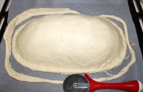 Отрезаем лишнее тесто, оставляя 10-12 мм. Пальцами делаем немного тоньше края теста – так легче будет его защипывать.