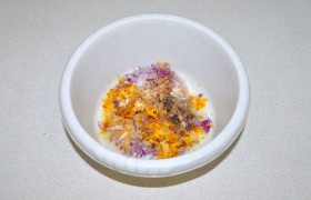 Мелко рубим луковицы, чеснок (если берем свежий), добавляем все остальные ингредиенты, вымешиваем маринад.