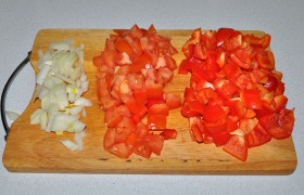 Вымытые перцы (без семян и плодоножек) и помидоры нарезаем кубиками. Мелко шинкуем лук. Рубим зелень.