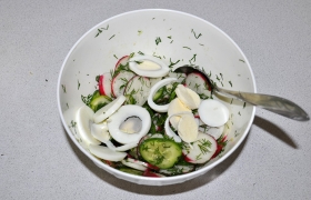 Яйца нарезаем вдоль на несколько ломтиков, добавляем к салату. Заправить его мы можем майонезом или сметаной, маслом с уксусом, выбрать иную заправку.