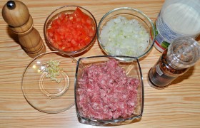 Чтобы не отвлекаться во время процесса, подготавливаем ингредиенты соуса. Шинкуем мелко лук, чеснок, измельчаем помидоры.