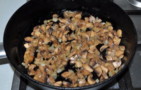 Добавляем нарезанные грибы, продолжаем обжаривать и помешивать 2-3 минуты – или немного дольше, если из грибов выделяется много жидкости. Тогда лучше выпарить ее.