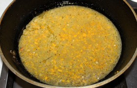 Выкладываем конвертики на блюдо, накрываем фольгой и полотенцем, что сохраняет их горячими. Кладем в ту вкусную подливку, что образовалась в сковороде, тертую цедру, заливаем свежевыжатый сок второго апельсина. В закипевшую смесь выливаем разведенный холодной водой (2-3 ст. ложки) крахмал, через минуту соус к филе с апельсинами готов.