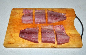 В итоге  рыбы для приготовления остается вдвое меньше: 2  филе  без кожи общим весом 420-450 г.