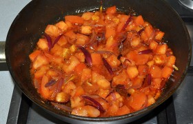 Добавляем томатную пасту, сахар, помидоры, перец и соль, уксус и воду. Еще пару минут тушим и отставляем сковороду.