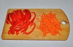 сладкий перец и морковь. Но вы можете нарезать овощи, как вам нравится - кубиками, к примеру. На вкус блюда это не повлияет.