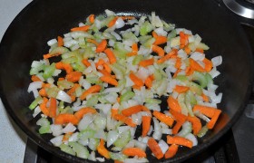 Быстро протираем сковороду или берем другую, масло на этот раз разогреваем на среднем огне, засыпаем нашинкованные морковь, сельдерей, лук,  пассеруем  8-10 минут, периодически перемешивая. 