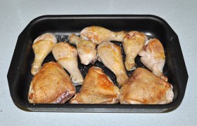 Куски курицы выкладываем в форму, лавровый лист - вниз, солим, перчим.