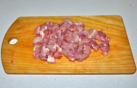 Снимаем мясо с куриных бедрышек, нарезаем кусочками (без кожи).