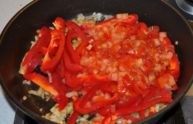Убираем огонь до среднего,  пассеруем  в той же сковороде лук 5-6 минут, засыпаем помидоры и перец, помешиваем периодически 3-4 минуты. 