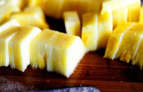 и такими же достаточно мелкими кусочками – очищенный ананас, лучше, конечно, свежий.