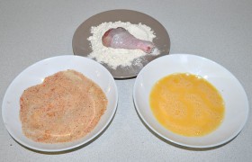 Подготавливаем тарелки для  панировки : 1-я - с мукой, 2-я – яйца, хорошо взболтанные вилкой, 3-я - панировочные сухари, перемешанные с куркумой и паприкой.