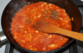 Кладем томат-пасту, немного соли, перца, сахар, базилик. Подливаем горячей воды, тушим под крышкой – на малом огне – 8-10 минут.
