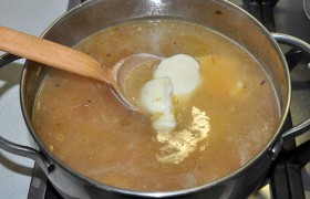 Рис сварился – добавляем в суп сливочный сыр. 