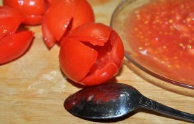 Подготавливаем помидоры: промываем, подсушиваем салфетками, делаем 2 надреза примерно на глубину 2/3, аккуратно вынимаем неширокой ложечкой мякоть и сок.