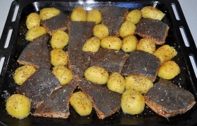 Форму для запекания промазываем маслом, раскладываем куски камбалы и половинки картофелин. При 190-200° в духовке запекаем рыбу с картофелем 18-20 минут, до готовности того и другого.