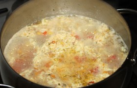Через минутку, когда яйца всплыли, выключаем – и подаем свежий суп, добавив в суповые чашки (при желании) рубленые зеленый лук и петрушку.