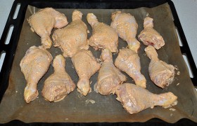 Готовить можем или сразу, или даем курица помарноваться 20-30 минут, или оставляем на несколько часов. Ножки в маринаде раскладываем в форме.