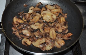 Нарезанные грибы 5-6 минут, до почти полного испарения жидкости, обжариваем на масле. Филе с грибами солим и перчим. Добавляем морковь, огурцы, немного майонеза, перемешиваем – вот и все.
