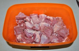 Мясо нарезаем кубиками - желательно не более 3-х сантиметров. Такой размер позволяет добиться баланса времени приготовления, прожаренности и сочности мяса. Такие кусочки мяса точно прожарятся до полной готовности и при этом останутся сочными.