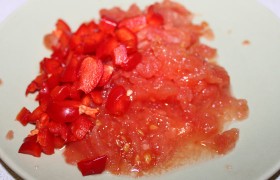 Тем временем помидор, разрезав пополам, крупно натираем на терке, выкидывая шкурку. Нарезаем очищенный от семян сладкий перец.