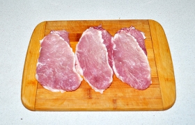 Стейки для отбивных покупаем в мясном отделе уже нарезанные или сами нарезаем из куска корейки. Толщина – не более 15 мм.