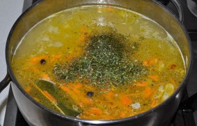 Наши труды (которые длились не больше 25-30 минут), закончены: суп доваривается 7-10 минут, мы только в конце посыпаем зеленью.