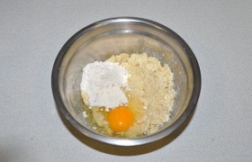 Пшенная каша слегка остыла – добавляем яйцо, муку и замешиваем достаточно густое тесто для клецек.