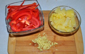 Тонко нарезаем вдоль сладкий перец и ломтики ананаса. Если, как у нас, ананас попался кубиками – делим на 2-3 тонких кусочка. Измельчаем ножом имбирь.