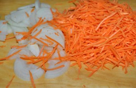 Луковицу нарезаем половинками колец, морковь пропускаем через мелкую терку для корейской моркови.