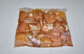 Складываем куски рыбы в пакет, заливаем маринад и оставляем на 20-30 минут. Можно и дольше, но тогда - в холодильнике.