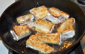 Панируем куски рыбы в муке, смешанной с солью. Быстро обжариваем с обеих сторон в перекаленном масле, как только подрумянили с обеих сторон – выкладываем на тарелку.