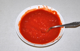 Перед жаркой мяса готовим томатный соус: пюрируем помидоры и размешиваем с 4 ч. ложками сахара и солью по вкусу. Заодно натираем сыр.