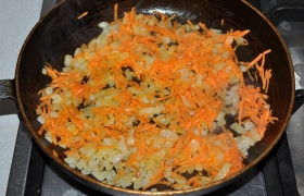 На сковороде с разогретым маслом  пассеруем  3-4 минуты нашинкованный лук, кладем тертую морковь и обжариваем еще 3-4 минуты.