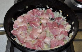 Закладываем мясо в сковороду, так же, помешивая, обжариваем 5-6 минут.