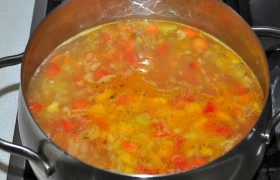 Картошка уже почти готова, и мы закладываем  заправку  в суп. И не спеша опускаем в него клецки. 