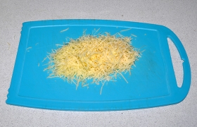 Мимоходом натираем сыр, а сливки вскипятим в ковшике или в микроволновке.